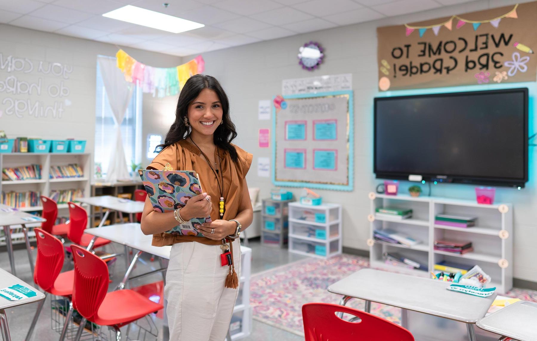 Dominique Garcia-Hopper in her 教室 at Saraland Elementary School. 